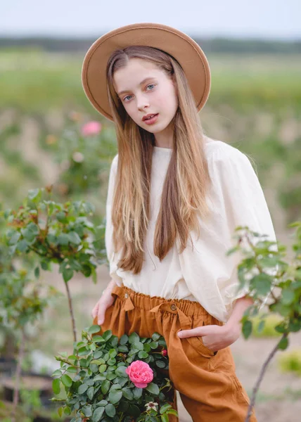 Porträtt Liten Flicka Utomhus Sommaren — Stockfoto