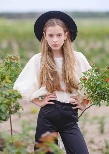 Yazın açık havada küçük bir kızın portresi.