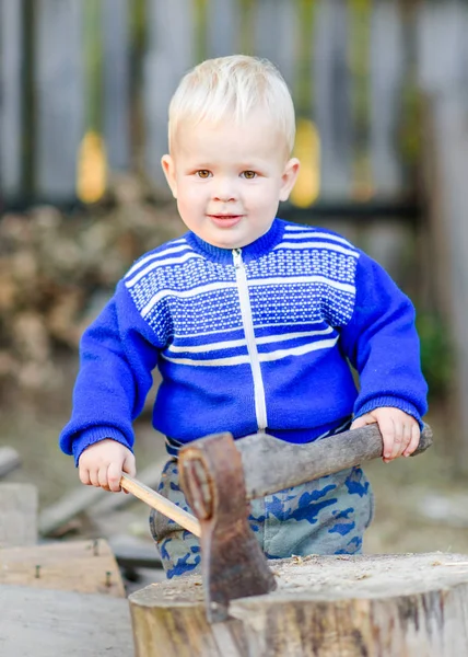 Porträtt Liten Pojke Naturen — Stockfoto