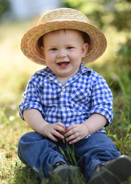 Portrét Malého Chlapce Přírodě — Stock fotografie