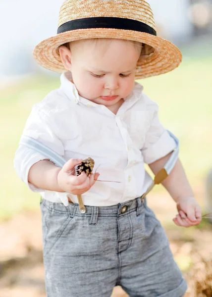 Retrato Menino Brincando Natureza Verão — Fotografia de Stock