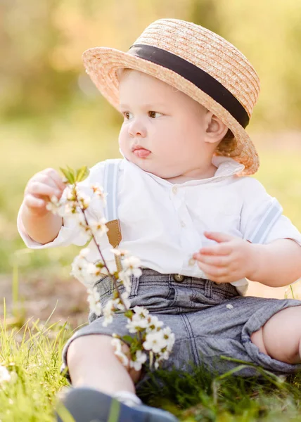 Retrato Menino Brincando Natureza Verão — Fotografia de Stock