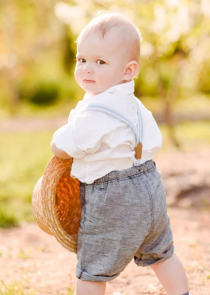 Retrato Menino Brincando Natureza Verão — Fotografia de Stock