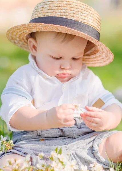 Retrato Menino Brincando Natureza Verão — Fotografia de Stock