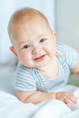 Yaz doğada oynayan küçük bir çocuk portresi