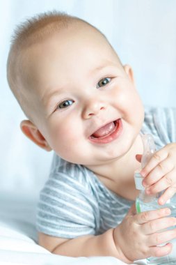 Yaz doğada oynayan küçük bir çocuk portresi