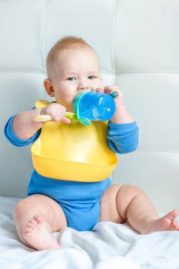 Yaz doğada oynayan küçük bir çocuk portresi