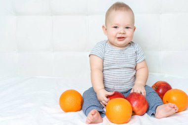 oynamak kapalı küçük bir çocuk portresi