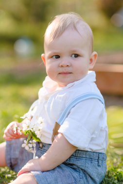 Yaz doğada oynayan küçük bir çocuk portresi