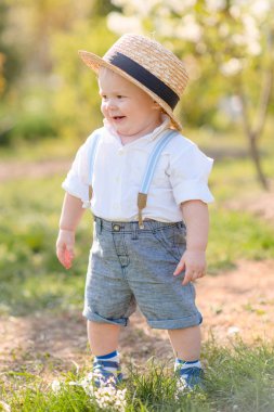 Yaz doğada oynayan küçük bir çocuk portresi