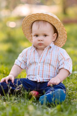 Yaz doğada oynayan küçük bir çocuk portresi