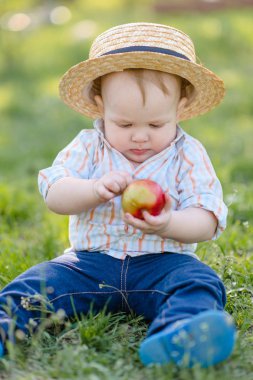 Yaz doğada oynayan küçük bir çocuk portresi