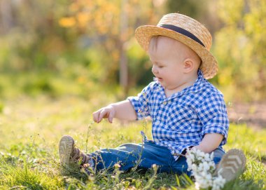 Yaz doğada oynayan küçük bir çocuk portresi