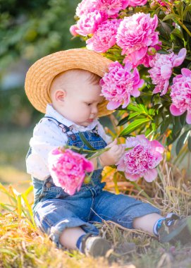 Yaz doğada oynayan küçük bir çocuk portresi