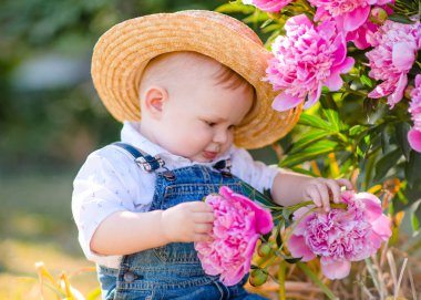 Yaz doğada oynayan küçük bir çocuk portresi