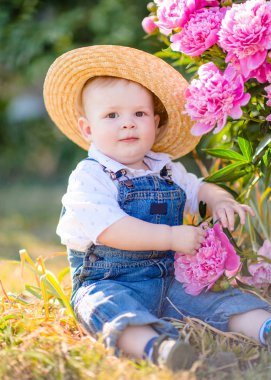 Yaz doğada oynayan küçük bir çocuk portresi