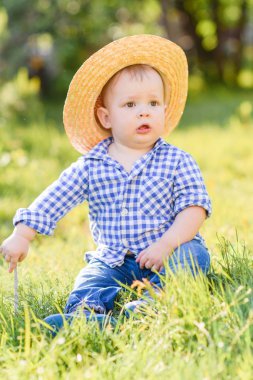 Yaz doğada oynayan küçük bir çocuk portresi
