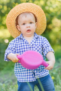 Yaz doğada oynayan küçük bir çocuk portresi