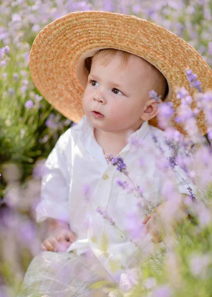 Retrato Menino Brincando Natureza Verão — Fotografia de Stock