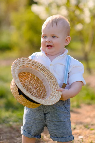 Porträtt Liten Pojke Spelar Sommar Natur — Stockfoto