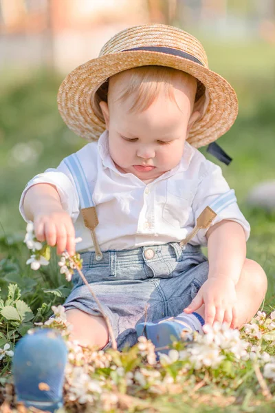 Portrét Malého Chlapce Letní Přírodě — Stock fotografie