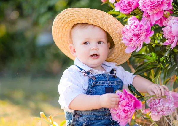 Retrato Menino Brincando Natureza Verão — Fotografia de Stock