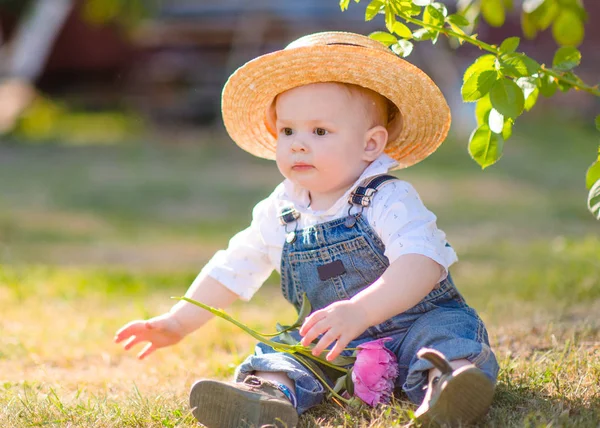 Porträtt Liten Pojke Spelar Sommar Natur — Stockfoto