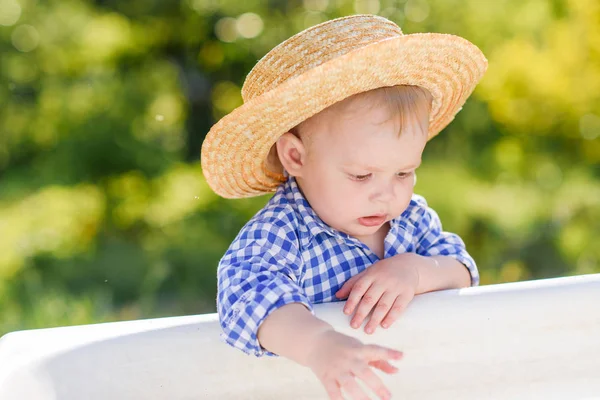 Porträtt Liten Pojke Spelar Sommar Natur — Stockfoto