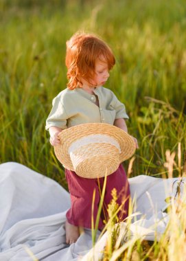 Doğada küçük bir çocuğun portresi