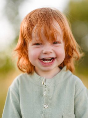 Doğada küçük bir çocuğun portresi