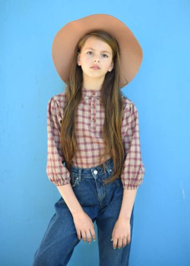 Yaz aylarında açık havada Genç kız portresi