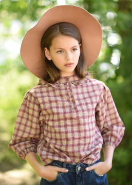 Yaz aylarında açık havada Genç kız portresi