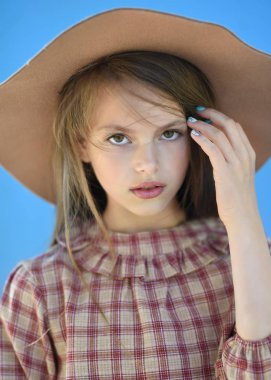 Yaz aylarında açık havada Genç kız portresi