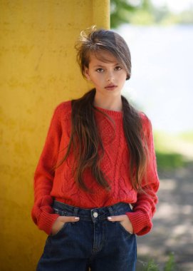 Yazın açık havada küçük bir kızın portresi.