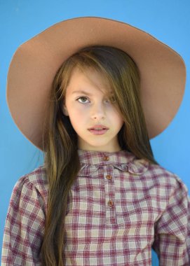 Yaz aylarında açık havada Genç kız portresi