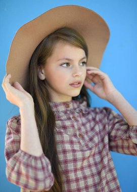 Yaz aylarında açık havada Genç kız portresi