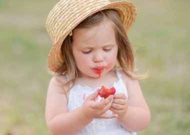 Yazın açık havada küçük bir kızın portresi.