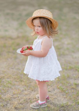 Yazın açık havada küçük bir kızın portresi.