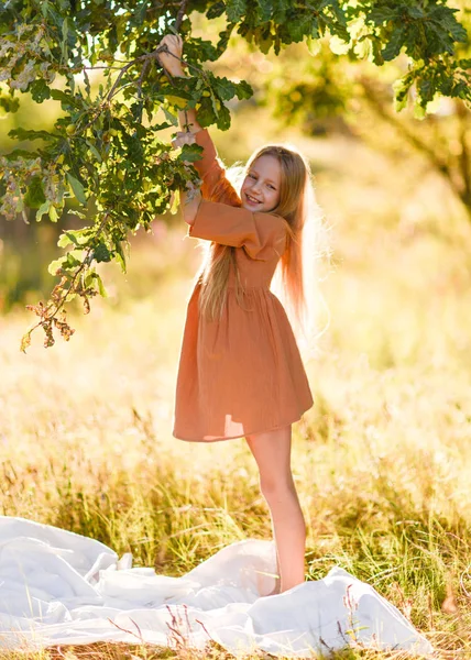 Portret Van Klein Meisje Buiten Zomer — Stockfoto