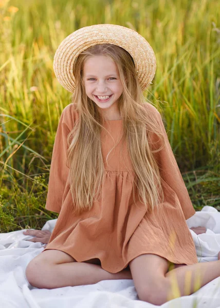 Portret Van Klein Meisje Buiten Zomer — Stockfoto