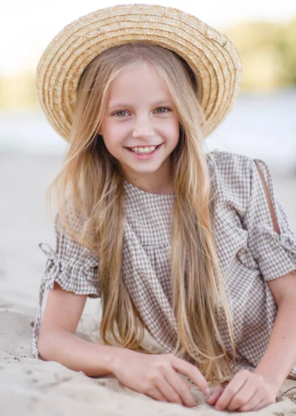 Porträt Eines Kleinen Mädchens Sommer — Stockfoto