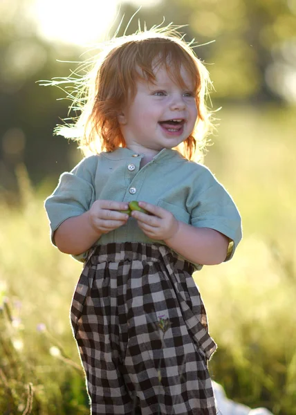 Porträt Eines Kleinen Jungen Der Natur — Stockfoto