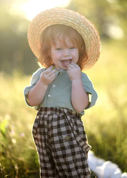 Portret Małego Chłopca Naturze — Zdjęcie stockowe