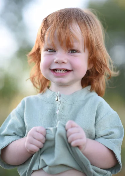 Porträt Eines Kleinen Jungen Der Natur — Stockfoto