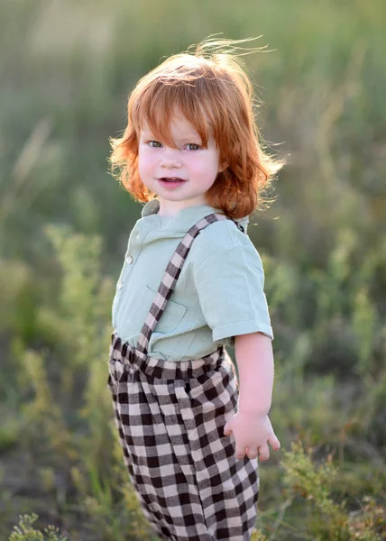 Porträt Eines Kleinen Jungen Der Natur — Stockfoto