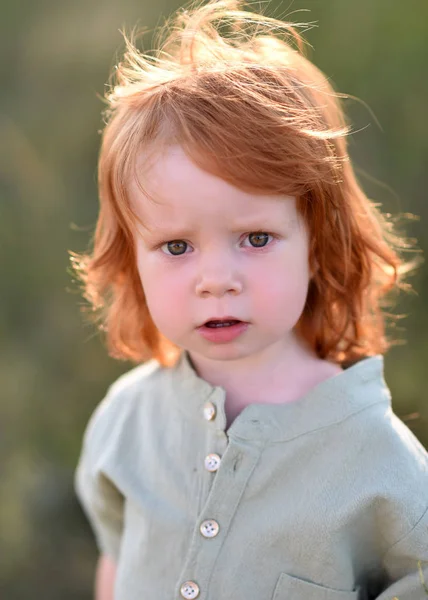 Портрет Маленького Хлопчика Природі — стокове фото