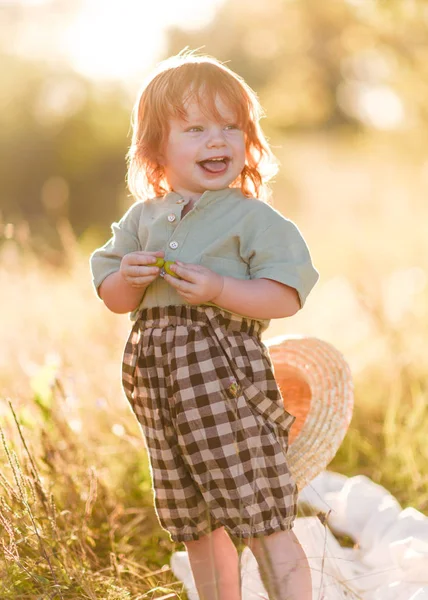 Porträt Eines Kleinen Jungen Der Natur — Stockfoto