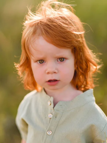 Портрет Маленького Мальчика Природе — стоковое фото
