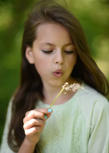 Портрет Молодой Девушки Открытом Воздухе Летом — стоковое фото