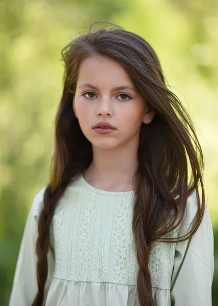 Portret Van Een Jong Meisje Buiten Zomer — Stockfoto